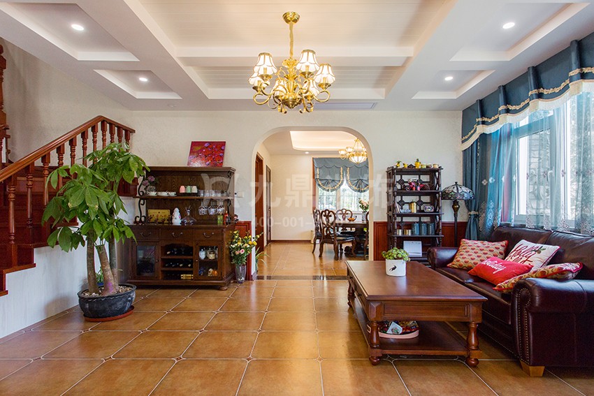 別墅客廳裝修效果圖.jpg