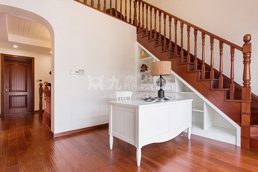 別墅樓梯裝修效果圖.jpg